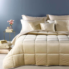 trapunta invernale matrimoniale Velvet di Caleffi è in velluto tinta unita. Colore miele, beige chiaro