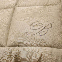 Trapuntino matrimoniale Lisbeth Blumarine con fantasia classica jacquard e logo Blumarine in cristalli Swarovski. Variante betulla.. Dettaglio.