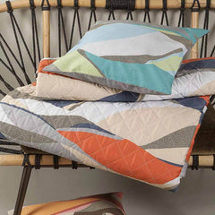 Trapuntino matrimoniale Wave Borbonese, in raso di puro cotone stampato. La trapunta primaverile Wave è caratterizzata da una fantasia moderna a onde, con colori vivaci e stampa a occhio di pernice. Colore cammello, beige, verde e blu. Trapuntata a rombi e rifinita con angoli stondati.