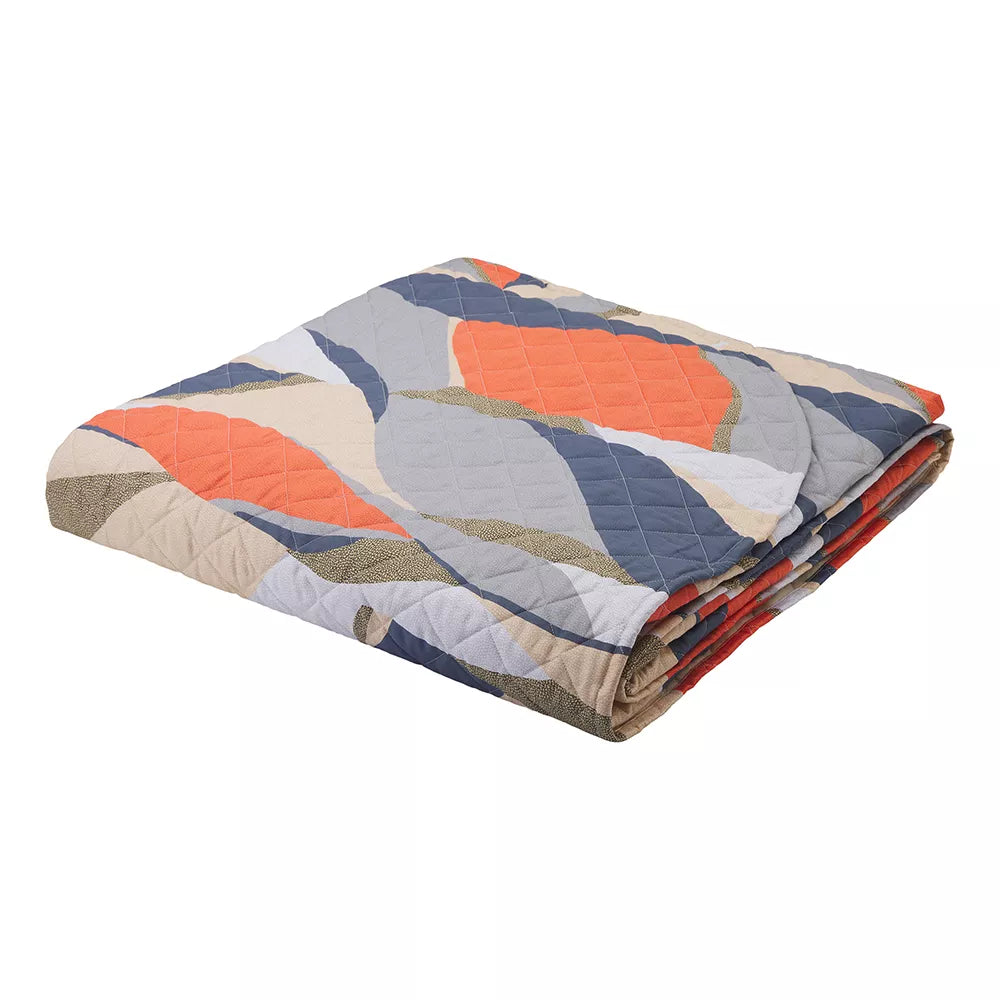 Trapuntino matrimoniale Wave Borbonese, in raso di puro cotone stampato. La trapunta primaverile Wave è caratterizzata da una fantasia moderna a onde, con colori vivaci e stampa a occhio di pernice. Colore cammello, beige, verde e blu. Trapuntata a rombi e rifinita con angoli stondati.