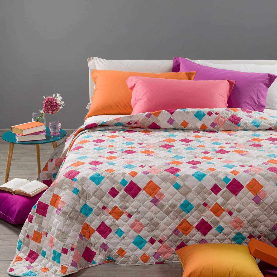 Trapuntino Caleffi Peggy in puro cotone. Trapunta primaverile con fantasia moderna geometrica colore corallo per letto singolo e piazza e mezza.