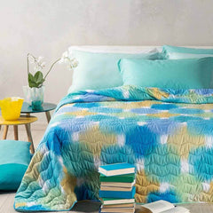 Trapuntino Caleffi Murano in microfibra. Trapunta primaverile caratterizzata da una fantasia moderna, con macchie multicolor stile acquerello, colore bluette verde acqua. Disponibile nella misura per letto singolo, piazza e mezza e matrimoniale.