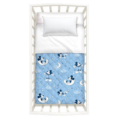 Trapunta primaverile per culla con paracolpi Mickey Stelle, di Caleffi Disney. Trapuntino culla per bambino, fantasia con Topolino su fondo celeste con luna e stelle.