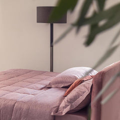 Trapunta primaverile matrimoniale Fazzini Baco in raso di puro cotone. La collezione Baco rievoca la matericità della seta cruda in un falso tinto unito dalla superficie elegantemente increspata. La trama fitta regala spunti per un arredo elegante e minimale. Fantasia moderna colore rosa