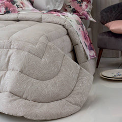 Trapuntino matrimoniale Colette di Blumarine, in elegante raso jacquard. Trapunta primaverile, copriletto con fantasia striata con logo Blumarine nella trama del tessuto. Variante di colore nuvola (beige/tortora).