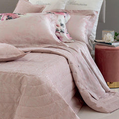 Trapuntino matrimoniale Colette di Blumarine, in elegante raso jacquard. Trapunta primaverile, copriletto con fantasia striata con logo Blumarine nella trama del tessuto. Variante di colore petalo (rosa)