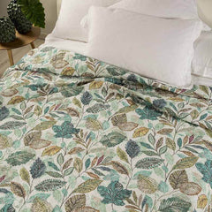 Trapuntino matrimoniale Caleffi Botanical in puro cotone con stampa digitale. Fantasia con fiori sui toni dell'azzurro e del verde acqua su fondo chiaro.