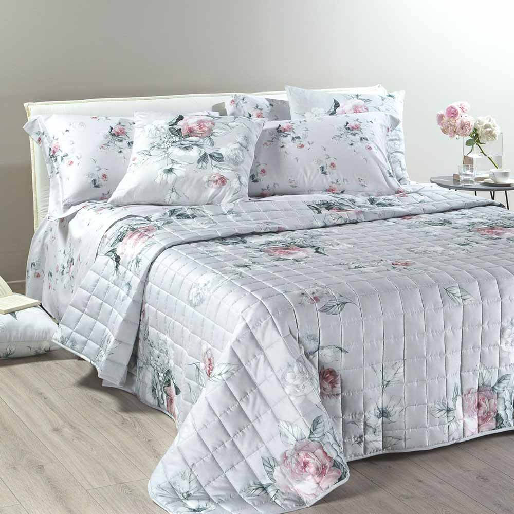 Trapuntino matrimoniale Caleffi Emotions in raso di puro cotone con stampa digitale di alta qualità. Fantasia floreale su fondo grigio/celeste. Trapunta peso primaverile o autunnale