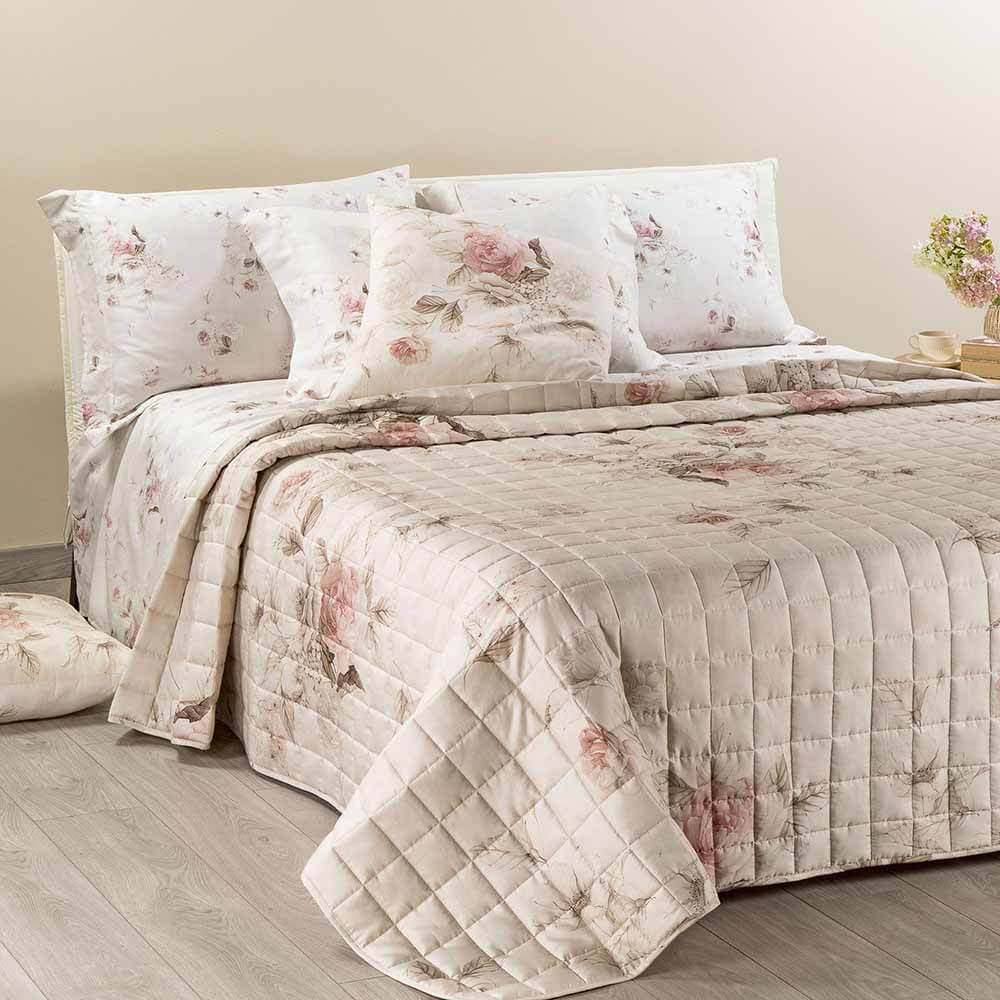 Trapuntino matrimoniale Caleffi Emotions in raso di puro cotone con stampa digitale di alta qualità. Fantasia floreale su fondo beige. Trapunta peso primaverile o autunnale