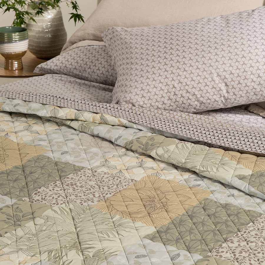 Trapuntino matrimoniale Caleffi Green Village in puro cotone. Fantasia patchwork floreale colore grigio
