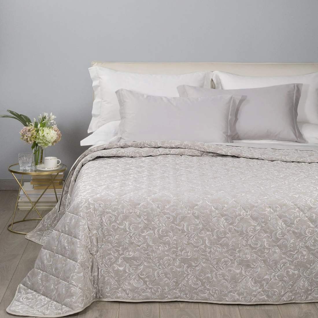 Trapuntino matrimoniale Caleffi Iris in prezioso raso jacquard. Trapunta primaverile con Fantasia classica variante corda tortora