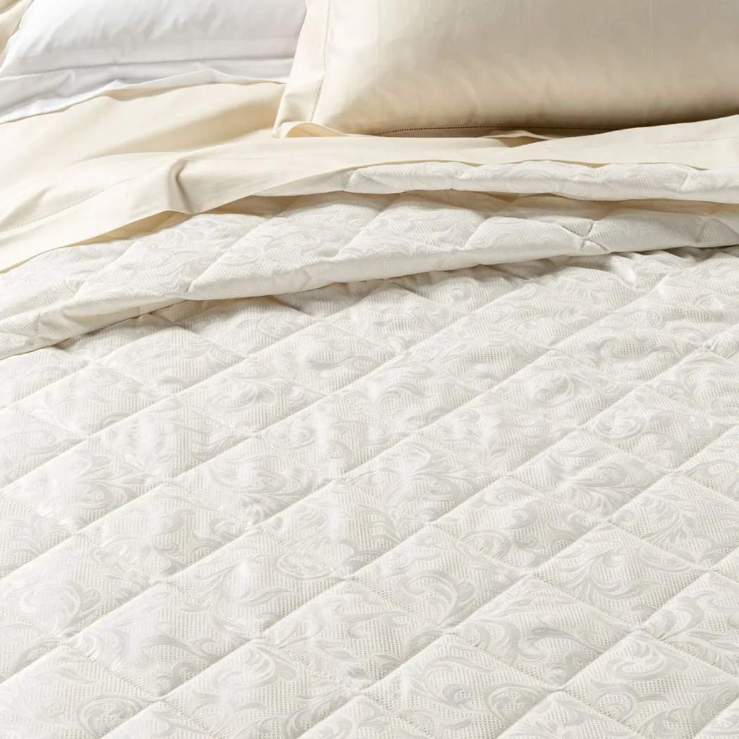 Trapuntino matrimoniale Caleffi Iris in prezioso raso jacquard. Trapunta primaverile con Fantasia classica variante avorio