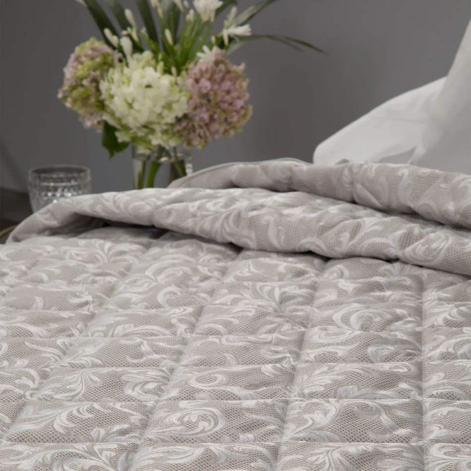 Trapuntino matrimoniale Caleffi Iris in prezioso raso jacquard. Trapunta primaverile con Fantasia classica variante corda tortora