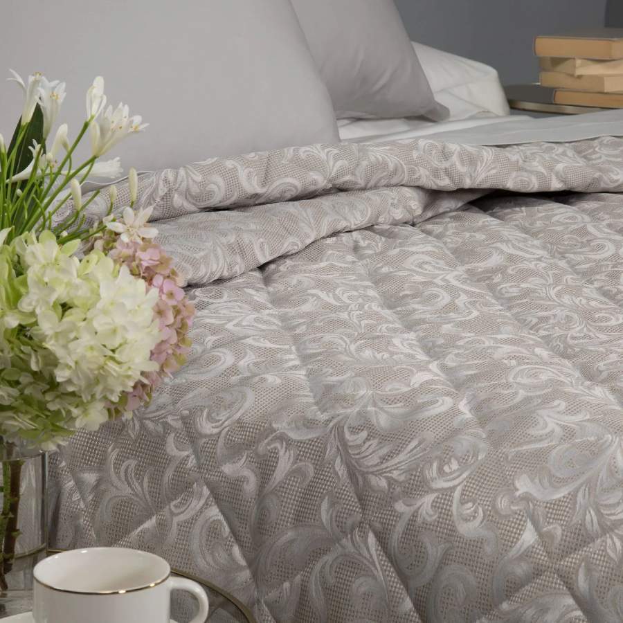 Trapuntino matrimoniale Caleffi Iris in prezioso raso jacquard. Trapunta primaverile con Fantasia classica variante corda tortora