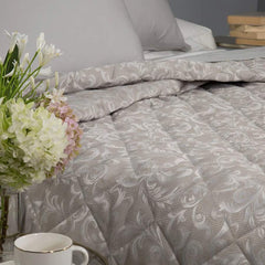 Trapuntino matrimoniale Caleffi Iris in prezioso raso jacquard. Trapunta primaverile con Fantasia classica variante corda tortora
