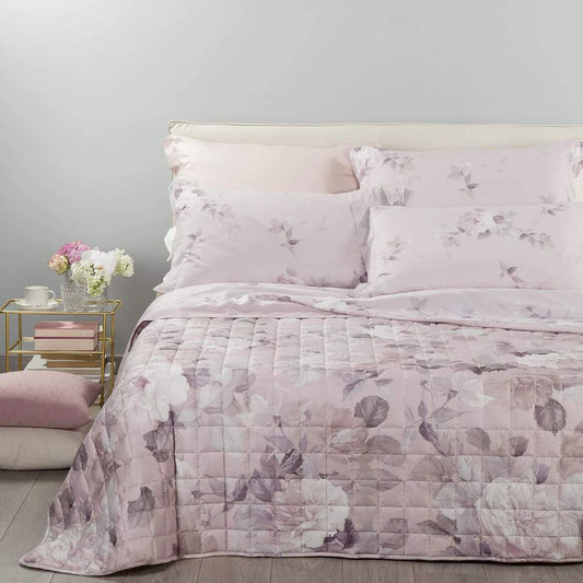 Trapuntino matrimoniale Caleffi Rosa Aba, in raso di puro cotone con stampa digitale. Trapunta primaverile con Romantica e delicata fantasia floreale con rose bianche su fondo rosa cipria