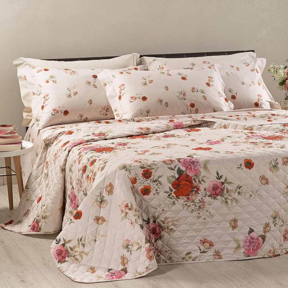 Trapuntino matrimoniale Caleffi Rosabella in puro cotone con stampa digitale. Trapunta primaverile con fantasia romantica e delicata con rose e fiori di vari colori su fondo beige.
