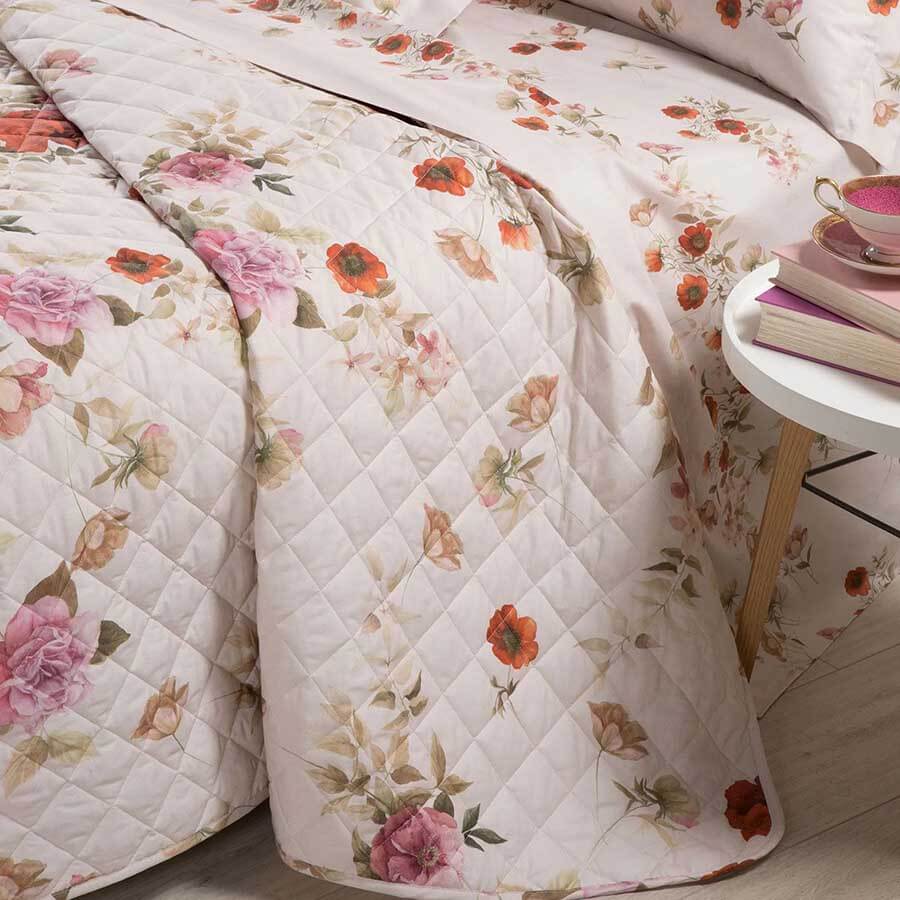 Trapuntino matrimoniale Caleffi Rosabella in puro cotone con stampa digitale. Trapunta primaverile con fantasia romantica e delicata con rose e fiori di vari colori su fondo beige.