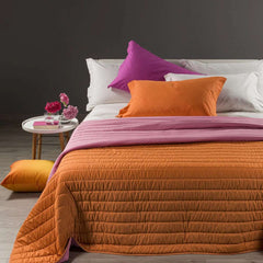 Il trapuntino Caleffi Time è in tinta unita double face ed è disponibile nella misura piazza e mezza e matrimoniale. La trapunta primaverile Time, in microfibra, rappresenta una soluzione moderna e giovanile per coprire il letto nella stagione primaverile e autunnale, con un particolare accostamento di colori. Variante arancio rosa