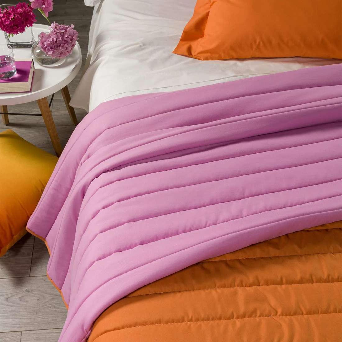 Il trapuntino Caleffi Time è in tinta unita double face ed è disponibile nella misura piazza e mezza e matrimoniale. La trapunta primaverile Time, in microfibra, rappresenta una soluzione moderna e giovanile per coprire il letto nella stagione primaverile e autunnale, con un particolare accostamento di colori. Variante arancio rosa