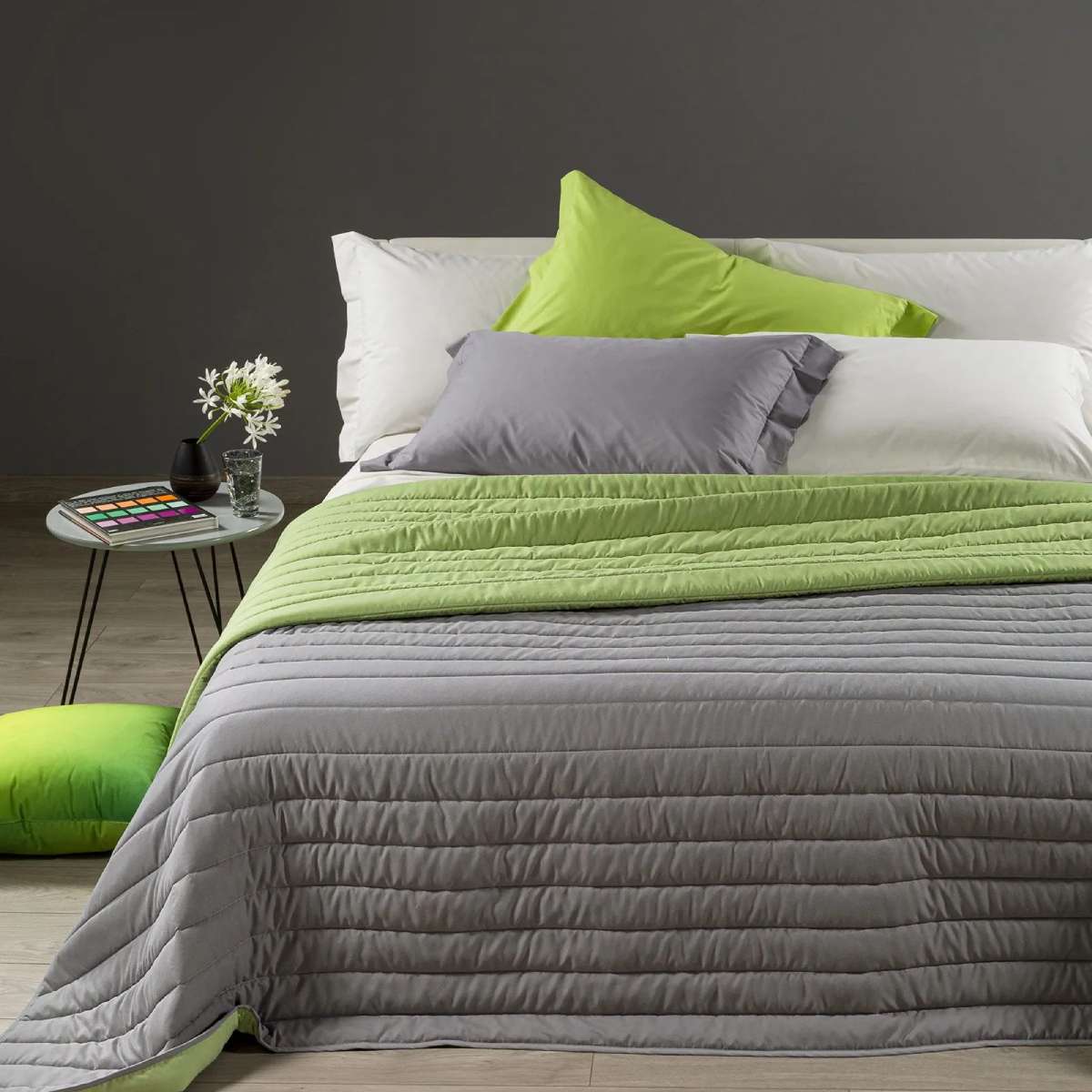 Il trapuntino Caleffi Time è in tinta unita double face ed è disponibile nella misura piazza e mezza e matrimoniale. La trapunta primaverile Time, in microfibra, rappresenta una soluzione moderna e giovanile per coprire il letto nella stagione primaverile e autunnale, con un particolare accostamento di colori. Variante grigio verde mela