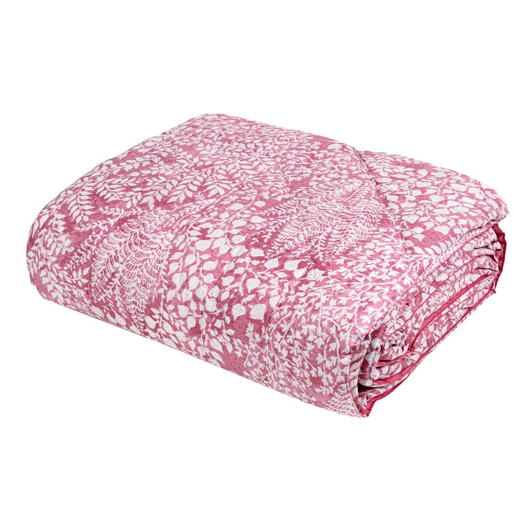 Il trapuntino matrimoniale Fazzini Kraft è in percalle di puro cotone. Fantasia con fiori bianchi su fondo colorato. Quilt colore rosa ortensia. Trapunta primaverile