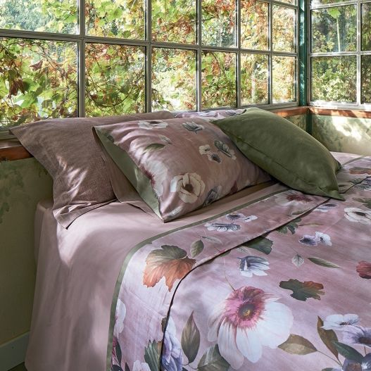 Trapunta primaverile matrimoniale Fazzini Velvet in raso di puro cotone. Trapuntino Quilt con fiori rosa e azzurri su fondo rosa