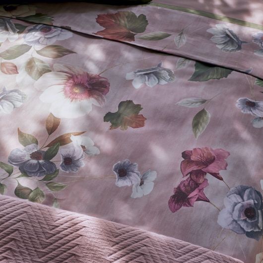 Trapunta primaverile matrimoniale Fazzini Velvet in raso di puro cotone. Trapuntino Quilt con fiori rosa e azzurri su fondo rosa