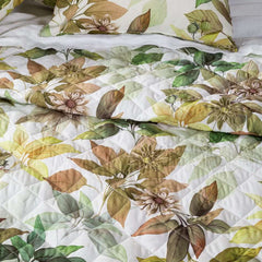 Trapuntino matrimoniale Caleffi Ginger in puro cotone con stampa digitale. Fantasia floreale con fiori e foglie sulle tonalità del verde.Trapuntino matrimoniale Caleffi Ginger in puro cotone con stampa digitale. Trapunta Primaverile con fantasia floreale con fiori e foglie sulle tonalità del verde.