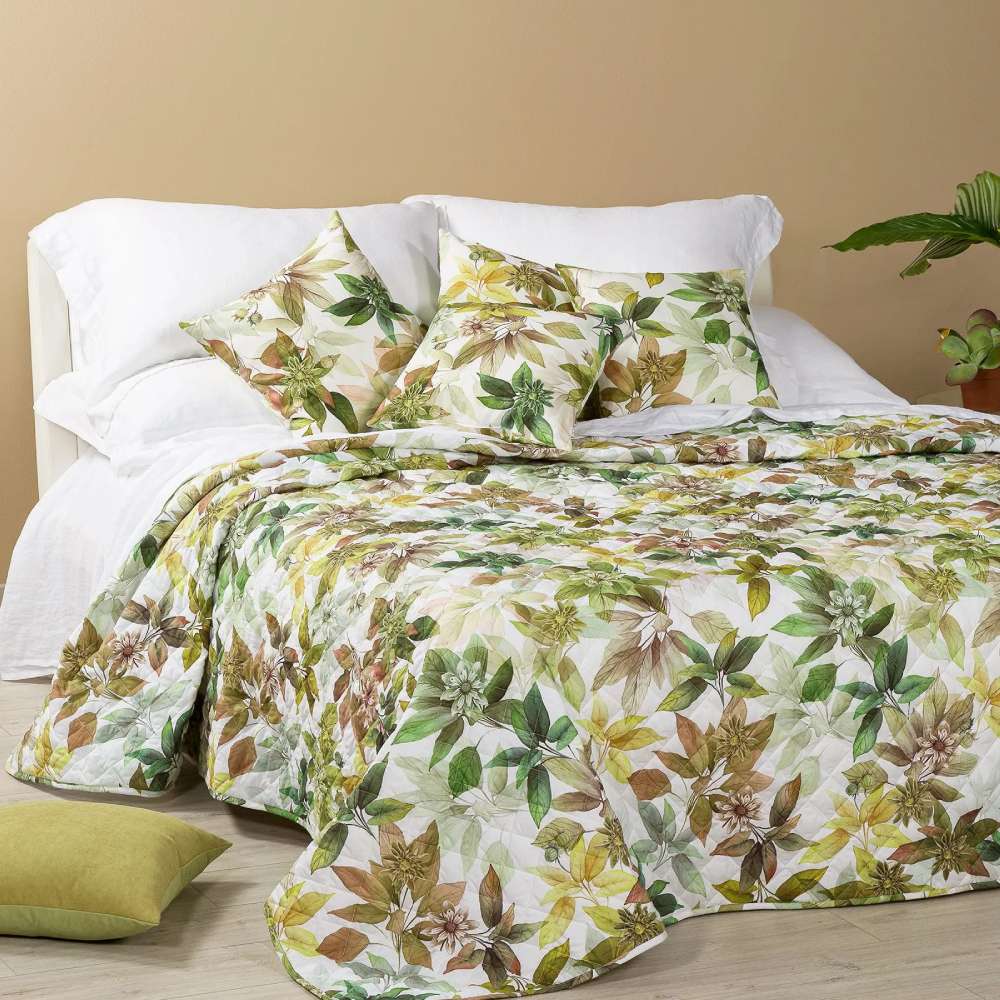 Trapuntino matrimoniale Caleffi Ginger in puro cotone con stampa digitale. Trapunta Primaverile con fantasia floreale con fiori e foglie sulle tonalità del verde.