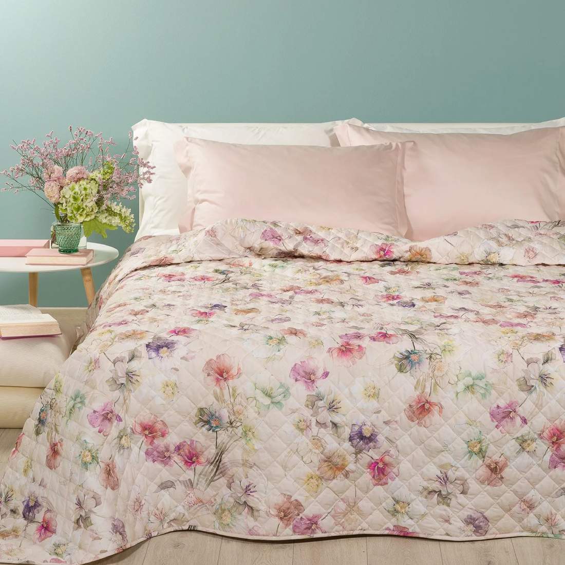 Trapuntino matrimoniale Caleffi Lilac in puro cotone con stampa digitale. Trapunta primaverile con fantasia floreale con fiori colorati dai toni delicati su fondo beige chiaro.