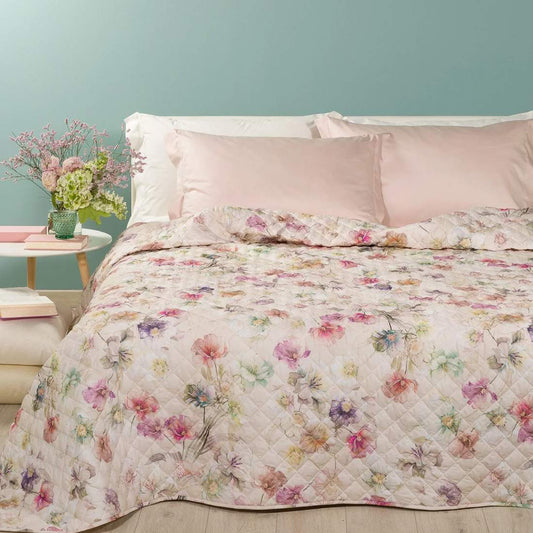 Trapuntino matrimoniale Caleffi Lilac in puro cotone con stampa digitale. Trapunta primaverile con fantasia floreale con fiori colorati dai toni delicati su fondo beige chiaro.