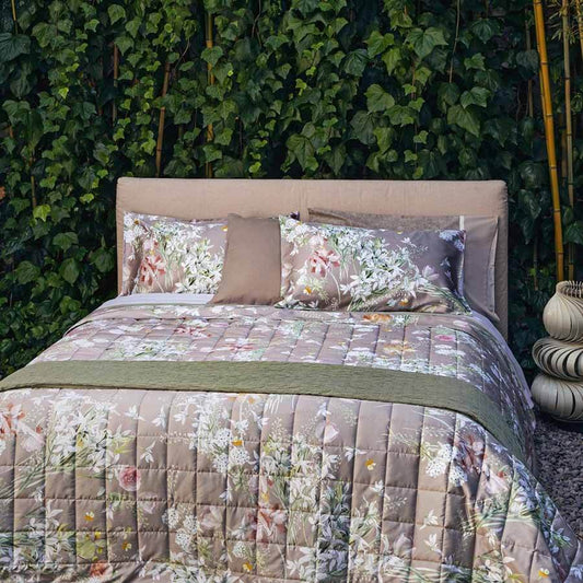 Trapuntino matrimoniale Fazzini Lilia in raso di puro cotone. Trapunta primaverile con fantasia floreale su fondo sasso tortora. Quilt trapunta primaverile con fiori bianchi e colorati.