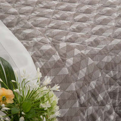 Trapuntino matrimoniale Caleffi Nuit in raso jacquard. Fantasia moderna con elementi geometrici colore moka tortora