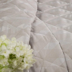 Trapuntino matrimoniale Caleffi Nuit in raso jacquard. Trapunta primaverile con Fantasia moderna a rombi colore sabbia beige