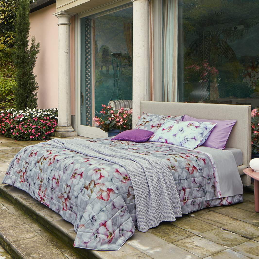 Completo lenzuola e trapunta primaverile matrimoniale Fazzini Monet in percalle di puro cotone. Fantasia floreale con federe double face, un lato con fiori su fondo bianco e l'altro fiori su fondo grigio grigio.