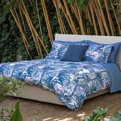 Trapuntino matrimoniale Fazzini Papiro in raso di puro cotone. Trapunta primaverile con fantasia floreale: foglie e fiori blu e rosa su fondo bianco.