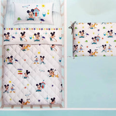 Completo lenzuola per culla Mickey Baby di Caleffi. Fantasia con Topolino, fondo bianco con righe celesti e stelle marine colorate, ideale per bambino.