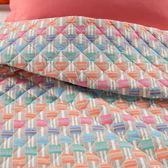 Trapuntino Caleffi Shine in puro cotone. Trapunta primaverile con fantasia geometrica multicolore. Disponibile nella misura per letto singolo, piazza e mezza e matrimoniale.