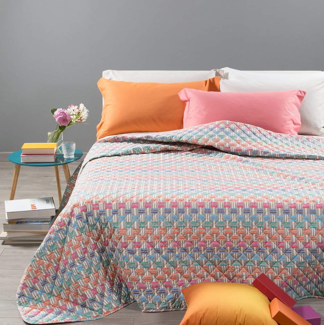 Trapuntino Caleffi Shine in puro cotone. Trapunta primaverile con fantasia geometrica multicolore. Disponibile nella misura per letto singolo, piazza e mezza e matrimoniale.