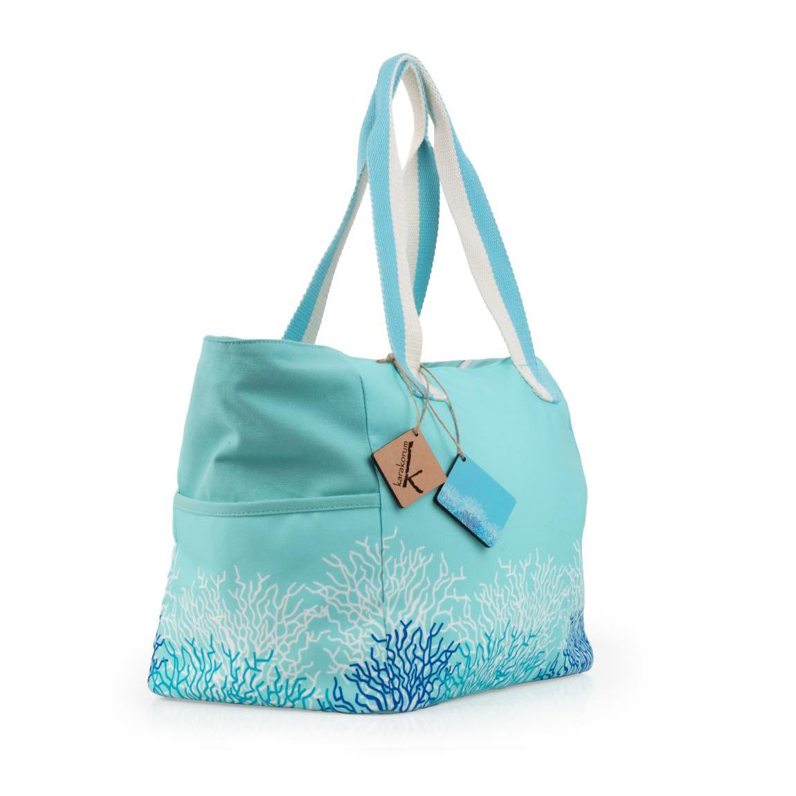 Borsa mare Karakorum Tacoma. Borsa da spiaggia in fantasia con coralli azzurri e bianchi su fondo verde acqua. 