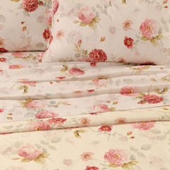 Completo lenzuola matrimoniale Caleffi Eden Rose, in puro cotone con stampa digitale.Fantasia floreale, con rose rosse su fondo avorio. Federe in fantasia con due volant laterali.