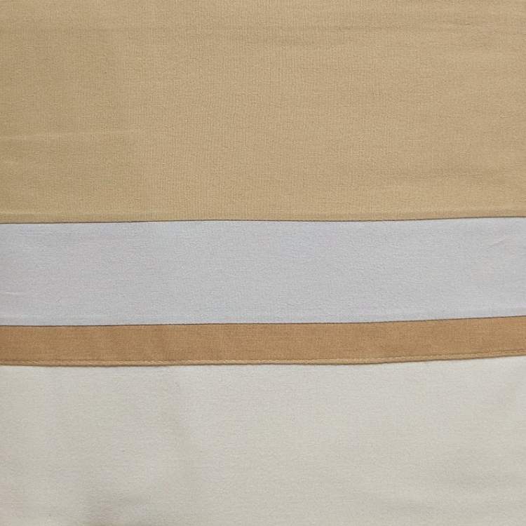 Completo lenzuola Fazzini Soft in flanella di cotone. Le federe e la balza del lenzuolo di sopra presentano tre fascette di colore diverso rispetto al resto del completo. Colore beige cammello