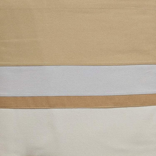 Completo lenzuola Fazzini Soft in flanella di cotone. Le federe e la balza del lenzuolo di sopra presentano tre fascette di colore diverso rispetto al resto del completo. Colore beige cammello