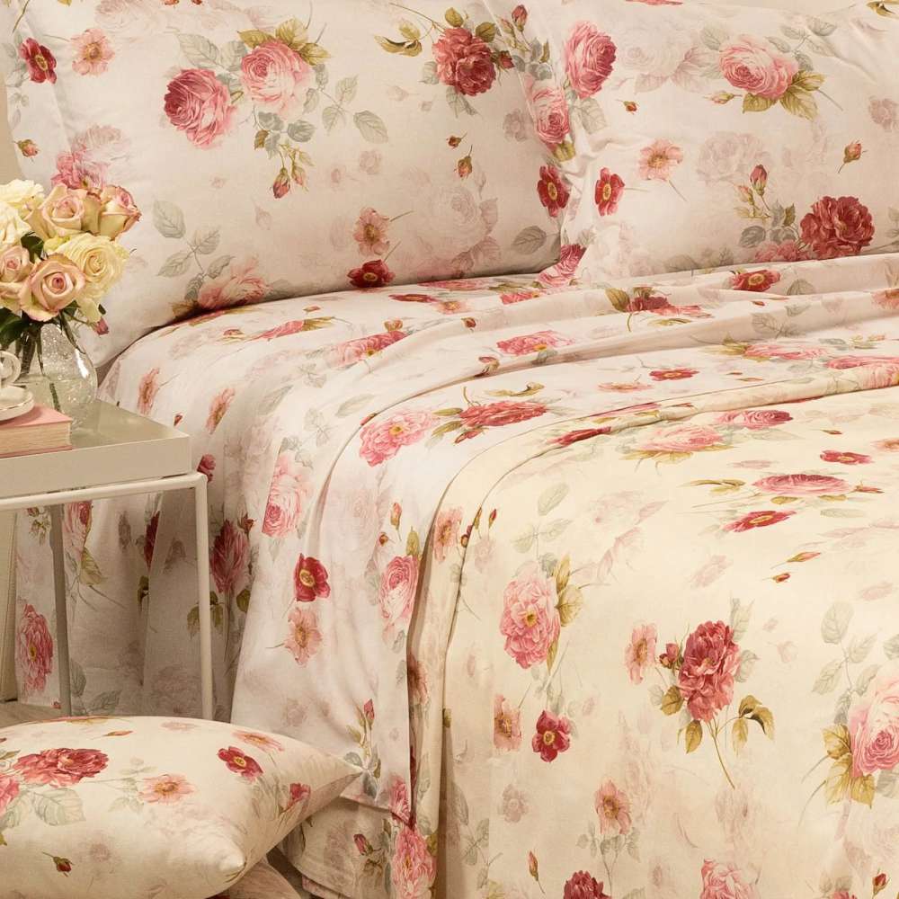 Copriletto Caleffi Eden Rose, in panama di puro cotone con stampa digitale.Romantica fantasia con rose rosse su fondo avorio. Coperta estiva per letto matrimoniale