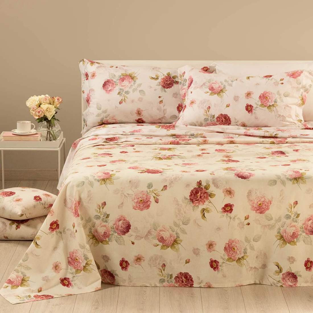Copriletto Caleffi Eden Rose, in panama di puro cotone con stampa digitale.Romantica fantasia con rose rosse su fondo avorio. Coperta estiva per letto matrimoniale