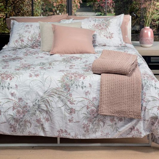 Copripiumino matrimoniale Fazzini Cricket in percalle di puro cotone, per letto singolo e matrimoniale.  La parure copripiumino Cricket presenta una romantica fantasia con delicati fiori rosa su fondo chiaro. 