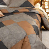 Trapunta invernale matrimoniale Borbonese Quarter in raso di puro cotone.  Il piumone Borbonese Quarter presenta una fantasia moderna in stile patchwork, con forme di colori diversi che intersecandosi donano alla trapunta movimento e dinamicità.Colore senape