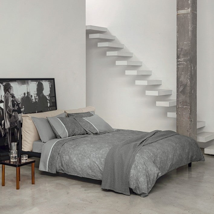 Trapunta invernale matrimoniale Galuchat di Fazzini. Piumone in percalle di cotone, microfantasia grigio.