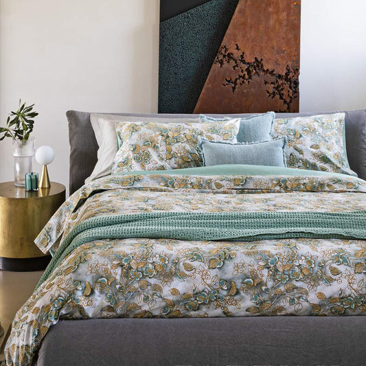 Trapunta invernale matrimoniale Fazzini Chinoiserie, in raso di puro cotone.  La passione per le ceramiche orientali anima la collezione Chinoiserie. Il disegno floreale variente surf (verde acqua) emerge sul fondo dall'effetto acquerellato e diventa tridimensionale grazie al profilo floccato e dorato. Il piumone Chinoiserie ha una fantasia floreale dorata su fondo verde acqua. 